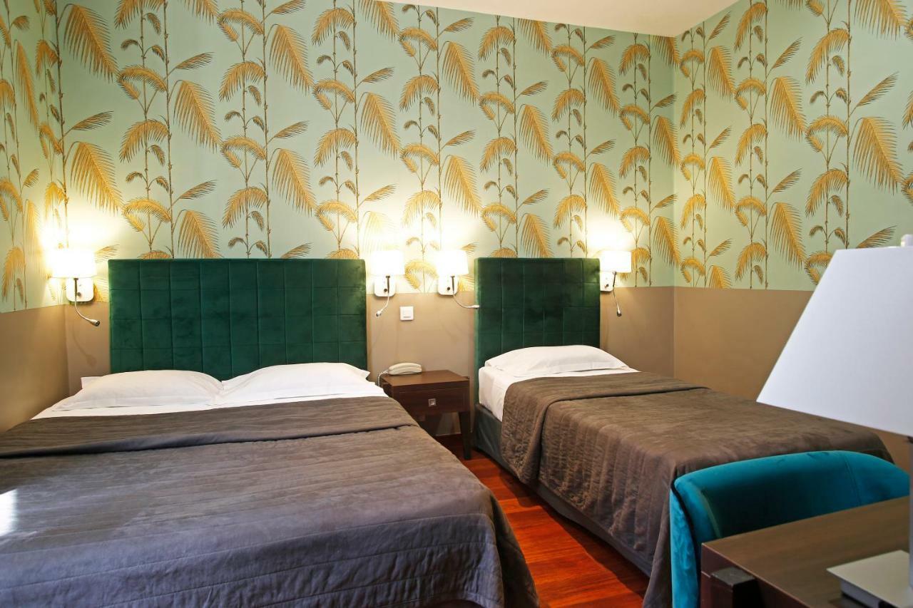 Hotel Restaurant Christophe Colomb Calvi  Extérieur photo